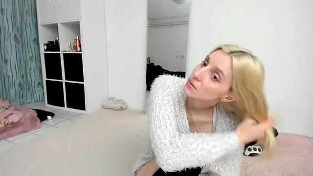 KenzieDawton online show from April 4, 5:54 pm