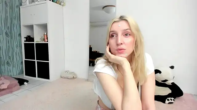 KenzieDawton online show from April 11, 4:22 pm