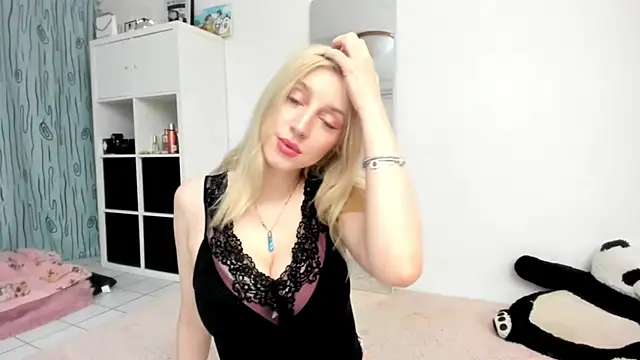 Snapshot of KenzieDawton chatting on April 20, 4:32 pm KenzieDawton online show from April 20, 4:32 pm
