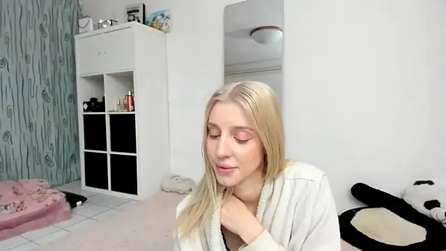 Snapshot of KenzieDawton chatting on May 15, 4:36 pm KenzieDawton online show from May 15, 4:36 pm