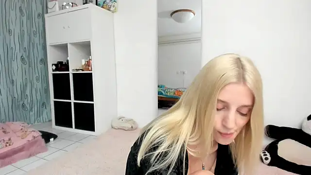 Snapshot of KenzieDawton chatting on May 20, 4:24 pm KenzieDawton online show from May 20, 4:24 pm