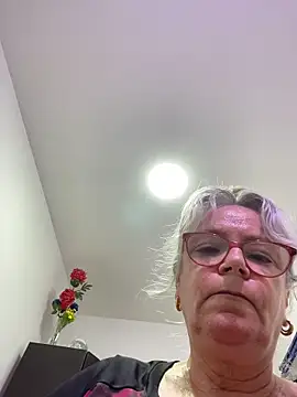 Snapshot of slutgold chatting on February 19, 9:44 pm slutgold online show from February 19, 9:44 pm