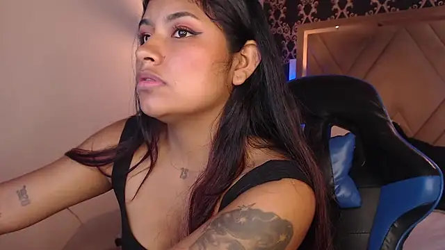 ChantalPetit online show from April 10, 7:18 pm