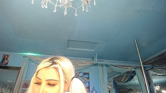 ADRIANNA FOX online show from November 3, 8:59 am