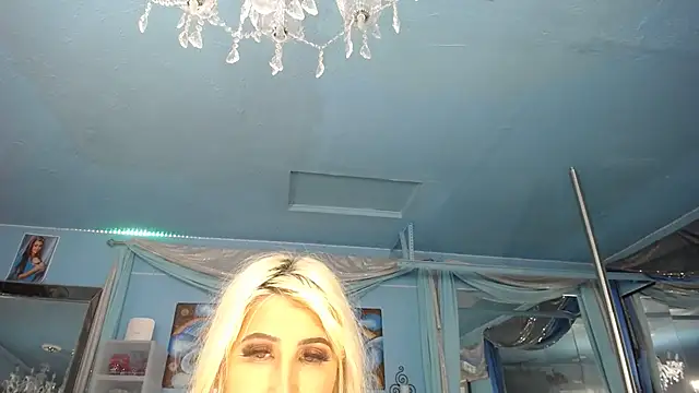 Snapshot of ADRIANNA_FOX chatting on March 23, 3:32 am ADRIANNA FOX online show from March 23, 3:32 am