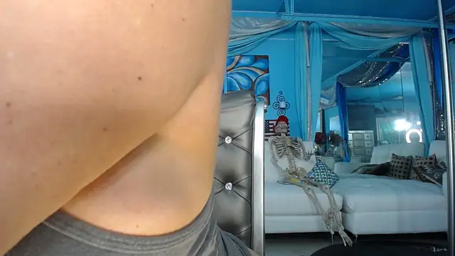 Snapshot of ADRIANNA_FOX chatting on March 27, 5:45 pm ADRIANNA FOX online show from March 27, 5:45 pm