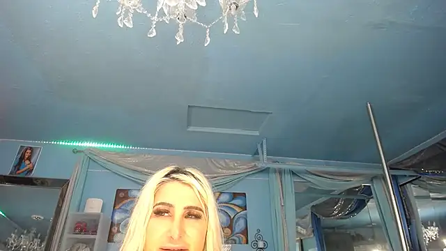 Snapshot of ADRIANNA_FOX chatting on April 1, 4:46 am ADRIANNA FOX online show from April 1, 4:46 am