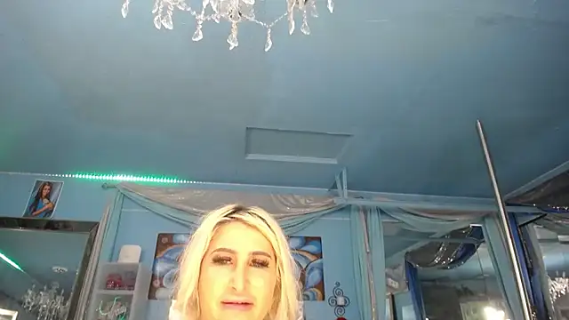 Snapshot of ADRIANNA_FOX chatting on April 7, 12:00 am ADRIANNA FOX online show from April 7, 12:00 am