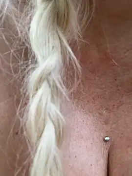 Snapshot of ADRIANNA_FOX chatting on April 16, 11:29 pm ADRIANNA FOX online show from April 16, 11:29 pm