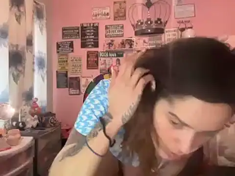 Snapshot of latinacubana chatting on January 1, 7:21 pm latinacubana online show from January 1, 7:21 pm