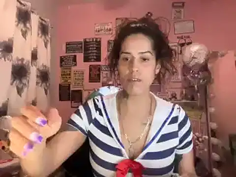 Snapshot of latinacubana chatting on January 5, 8:00 am latinacubana online show from January 5, 8:00 am