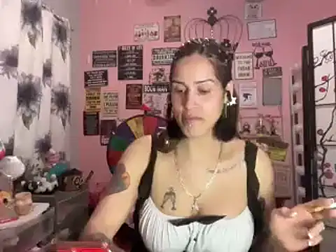 Snapshot of latinacubana chatting on January 18, 8:52 am latinacubana online show from January 18, 8:52 am