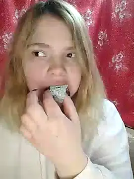 Snapshot of Zuli_Kiska chatting on January 19, 8:41 pm Zuli Kiska online show from January 19, 8:41 pm