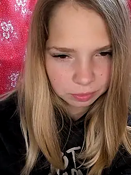 Snapshot of Zuli_Kiska chatting on September 14, 11:09 am Zuli Kiska online show from September 14, 11:09 am