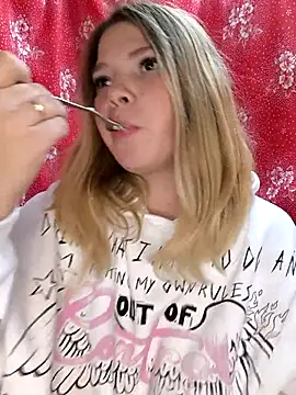 Snapshot of Zuli_Kiska chatting on October 2, 10:44 am Zuli Kiska online show from October 2, 10:44 am