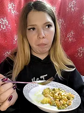 Snapshot of Zuli_Kiska chatting on November 26, 11:55 am Zuli Kiska online show from November 26, 11:55 am