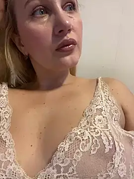 YourBlondee online show from December 24, 2:54 am