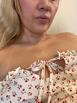 YourBlondee online show from February 16, 3:24 am