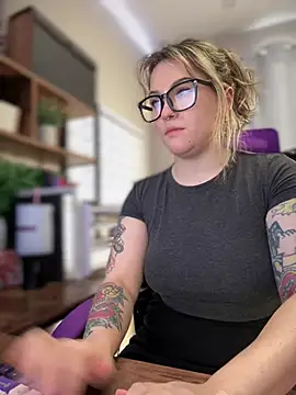 JennKenobi online show from February 19, 6:10 pm