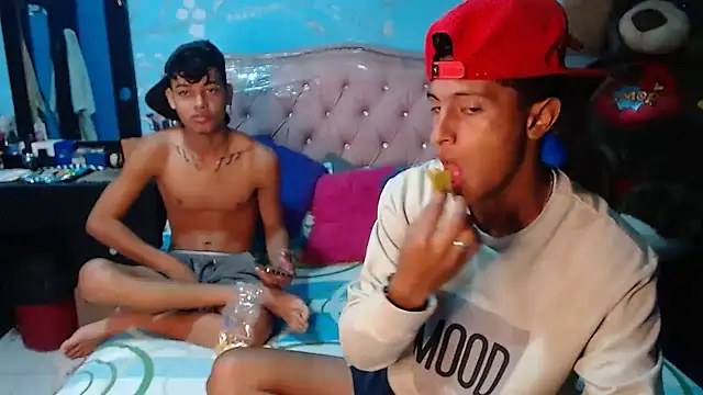 Snapshot of gustavo_saaled19 chatting on December 6, 12:23 am gustavo saaled19 online show from December 6, 12:23 am