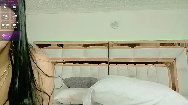 Snapshot of im_yours_01 chatting on October 28, 2:04 am im yours 01 online show from October 28, 2:04 am