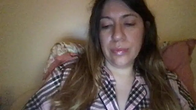 Snapshot of HYPHYtype chatting on December 28, 2:43 am HYPHYtype online show from December 28, 2:43 am