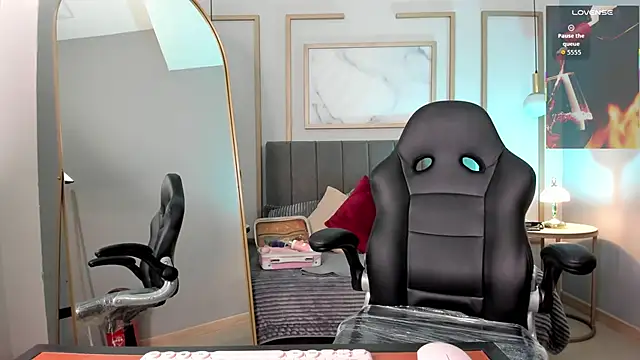 Holly madison  online show from February 25, 1:54 pm