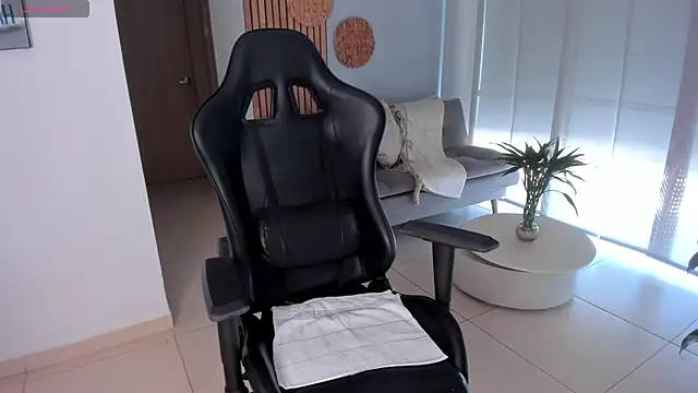 AnnieHallX online show from April 26, 7:11 pm