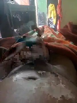 Snapshot of FinableKnee chatting on October 31, 2:01 am FinableKnee online show from October 31, 2:01 am