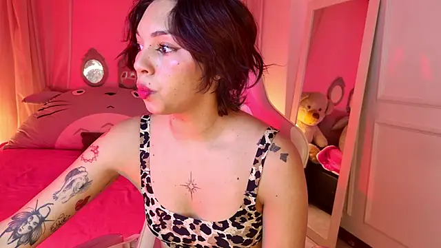 Snapshot of Lyna_love chatting on October 21, 9:04 pm Lyna love online show from October 21, 9:04 pm