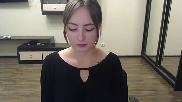 Laralianna online show from December 9, 7:39 pm