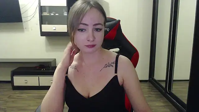 Laralianna online show from February 15, 7:39 pm