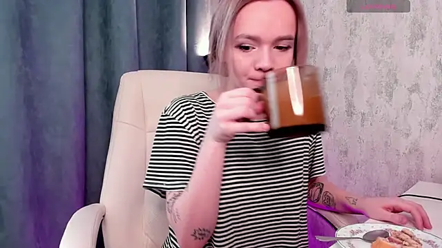 SarahRomantic online show from January 6, 8:35 am