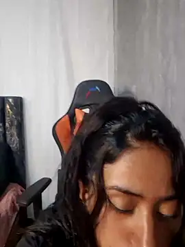 Snapshot of Valentinne_z chatting on January 5, 5:30 am Valentinne z online show from January 5, 5:30 am