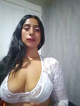 Snapshot of Valentinne_z chatting on February 1, 8:47 pm Valentinne z online show from February 1, 8:47 pm