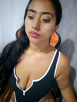 Snapshot of Valentinne_z chatting on February 7, 12:31 am Valentinne z online show from February 7, 12:31 am