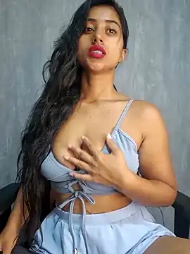 Snapshot of Valentinne_z chatting on February 18, 9:10 am Valentinne z online show from February 18, 9:10 am