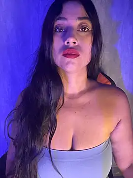 Snapshot of Valentinne_z chatting on February 13, 11:28 am Valentinne z online show from February 13, 11:28 am