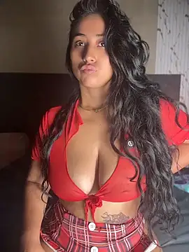 Snapshot of Valentinne_z chatting on April 19, 7:29 am Valentinne z online show from April 19, 7:29 am
