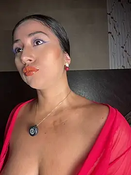 Snapshot of Valentinne_z chatting on May 4, 4:19 am Valentinne z online show from May 4, 4:19 am