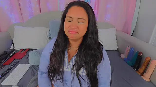 MeghanXO online show from February 9, 12:30 pm