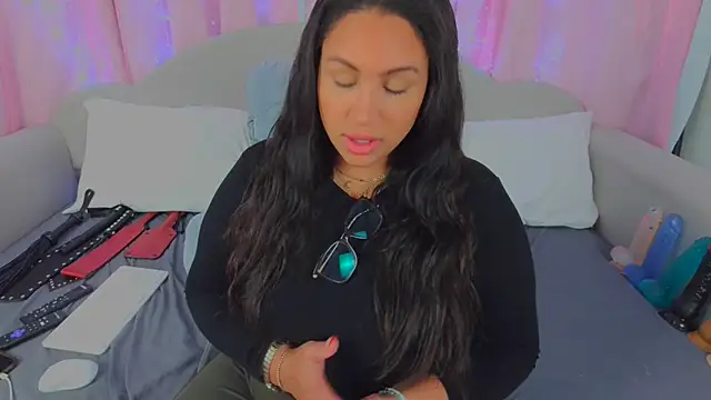 MeghanXO online show from February 11, 2:46 pm