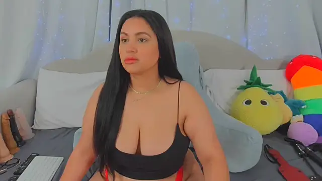 MeghanXO online show from April 3, 3:43 pm