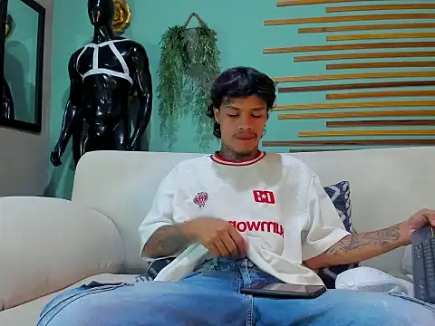 Snapshot of matew_rodriguez8 chatting on February 28, 5:52 am matew rodriguez8 online show from February 28, 5:52 am