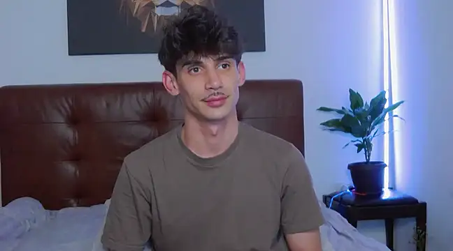 Snapshot of DanielCrush1 chatting on March 1, 4:22 pm DanielCrush1 online show from March 1, 4:22 pm