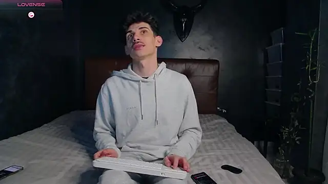 Snapshot of DanielCrush1 chatting on March 19, 3:27 pm DanielCrush1 online show from March 19, 3:27 pm