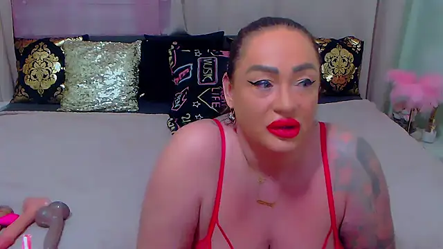 Snapshot of BustyVicky chatting on December 6, 10:19 pm BustyVicky online show from December 6, 10:19 pm