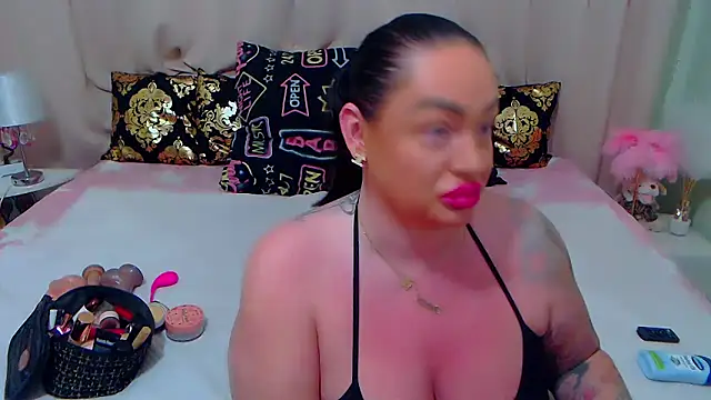 Snapshot of BustyVicky chatting on February 12, 10:04 pm BustyVicky online show from February 12, 10:04 pm