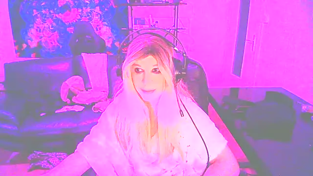 Snapshot of LatruieSow chatting on December 27, 1:43 am LatruieSow online show from December 27, 1:43 am