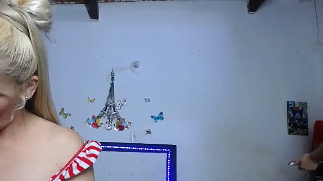 Nicolle Milf online show from December 17, 6:36 pm